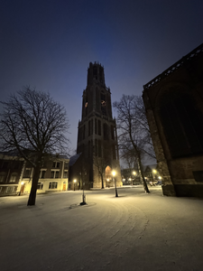 913205 Gezicht op de Domtoren te Utrecht, uit het zuidoosten, tijdens winterse omstandigheden in de ochtendschemering.